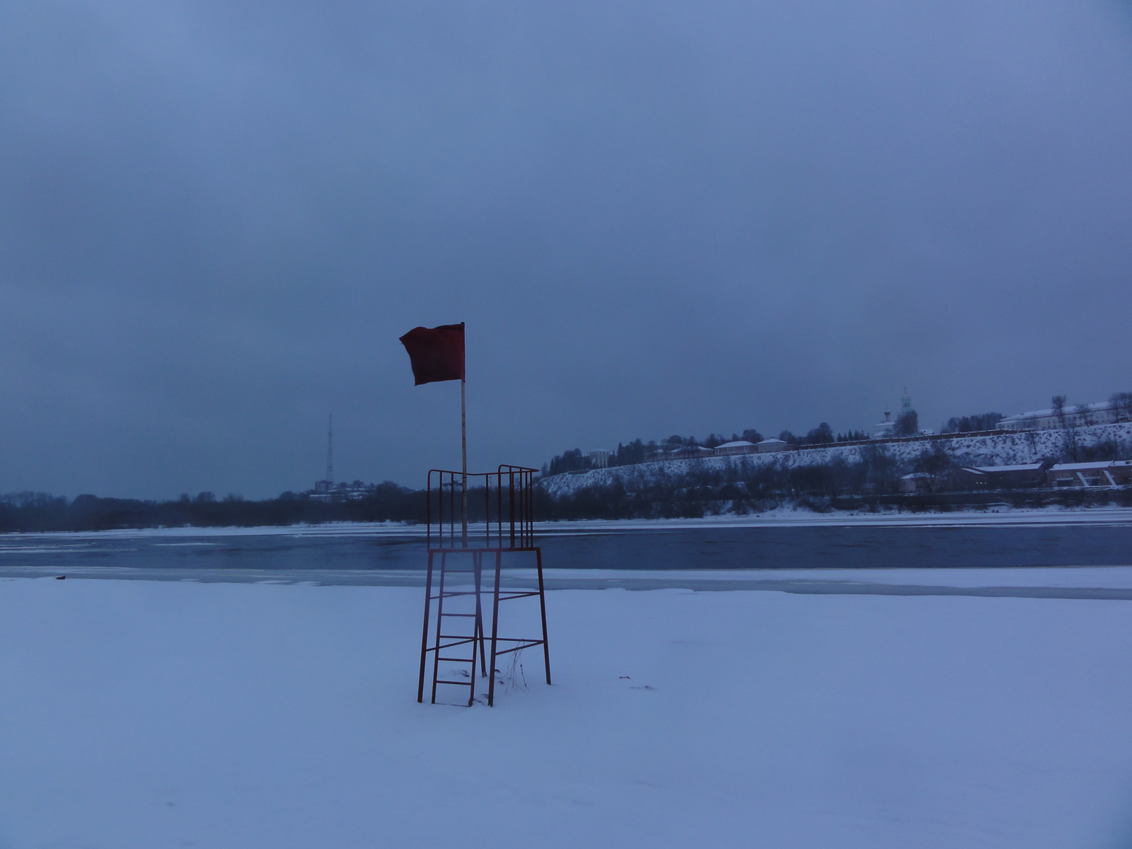 Красный флаг над городом Кировом