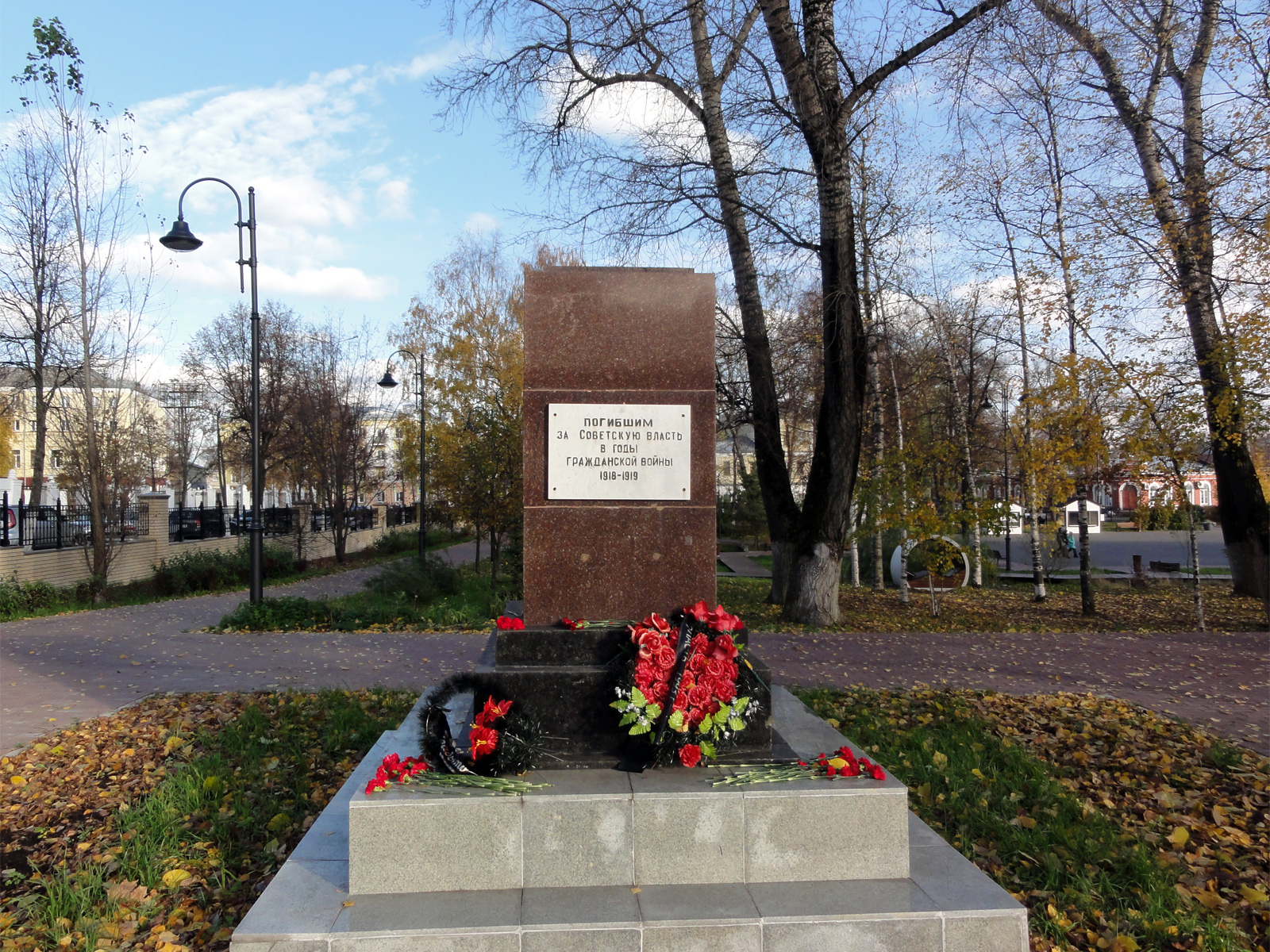 Монумент в сквере "Борцам революции"