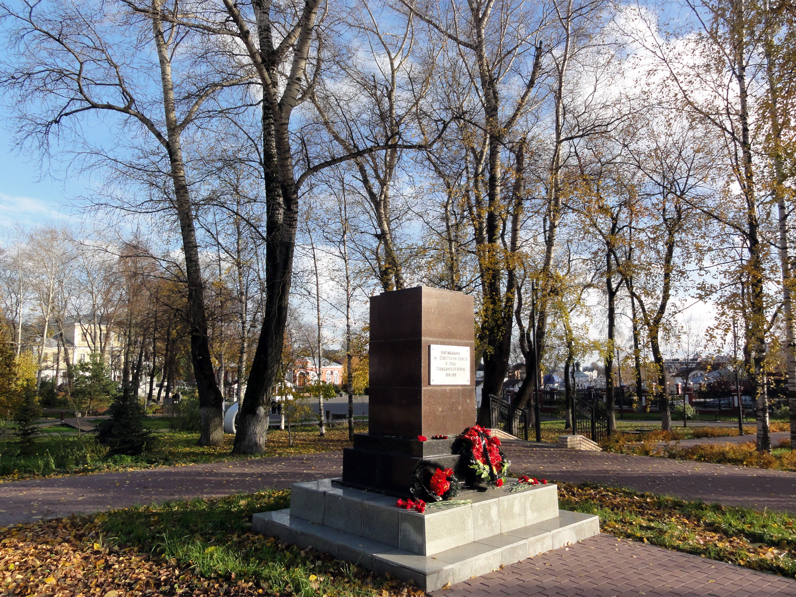 Монумент в Кирове погибшим за Советскую власть в годы Гражданской войны 1918-1919 годов установлен в 1960 году