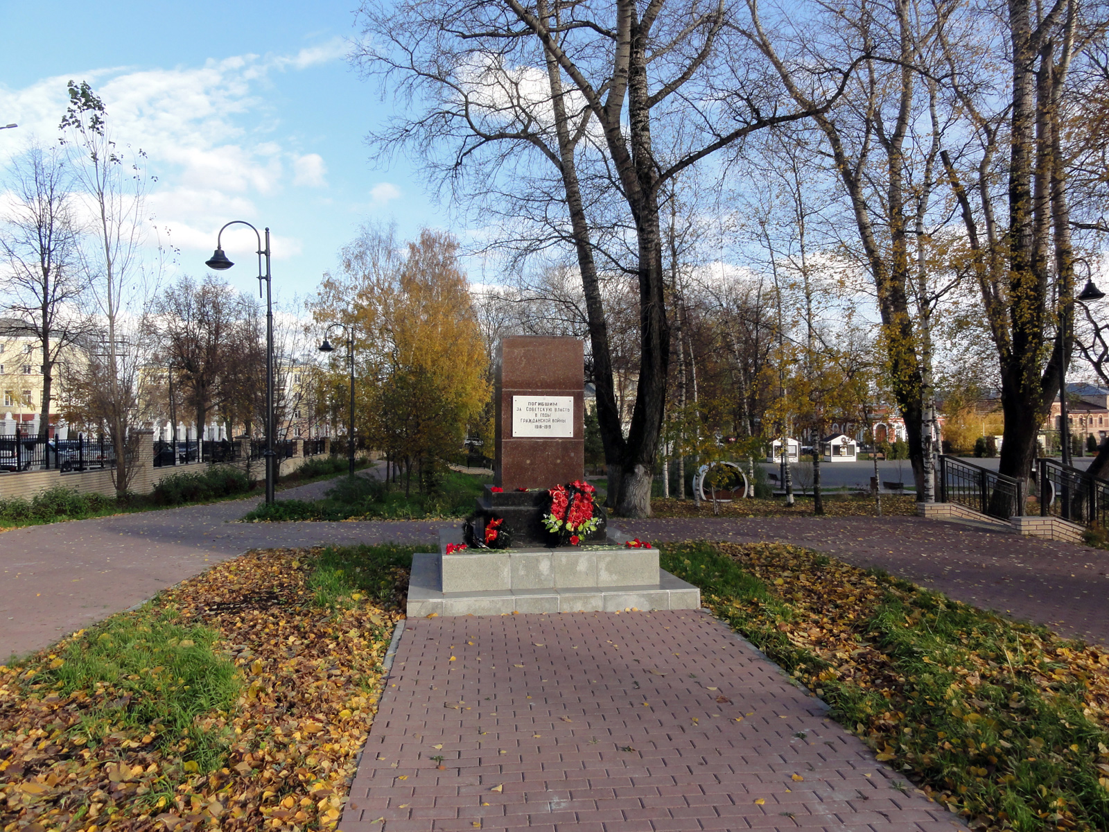 Памятник погибшим за Советскую власть в годы Гражданской войны установлен в Кирове 1960 году в сквере Борцам революции