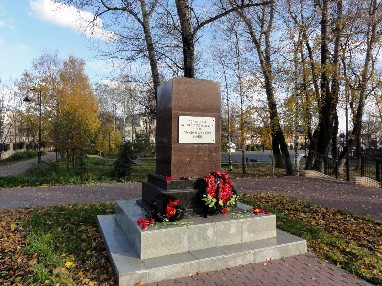 В сквере Борцам революции в Кирове в 1960 году установлен памятник погибшим за Советскую власть