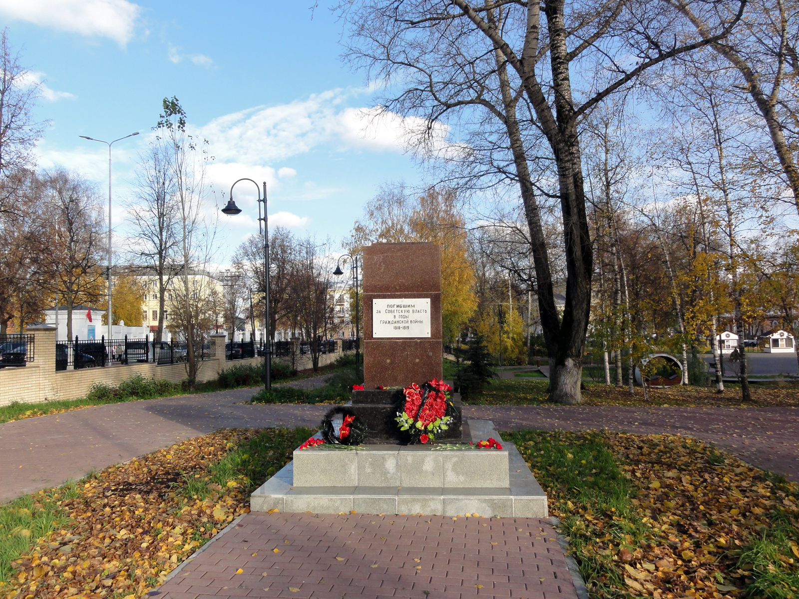 Памятник в сквере Борцам революции мемориал погибшим за Советскую власть в годы Гражданской войны установлен в Кирове