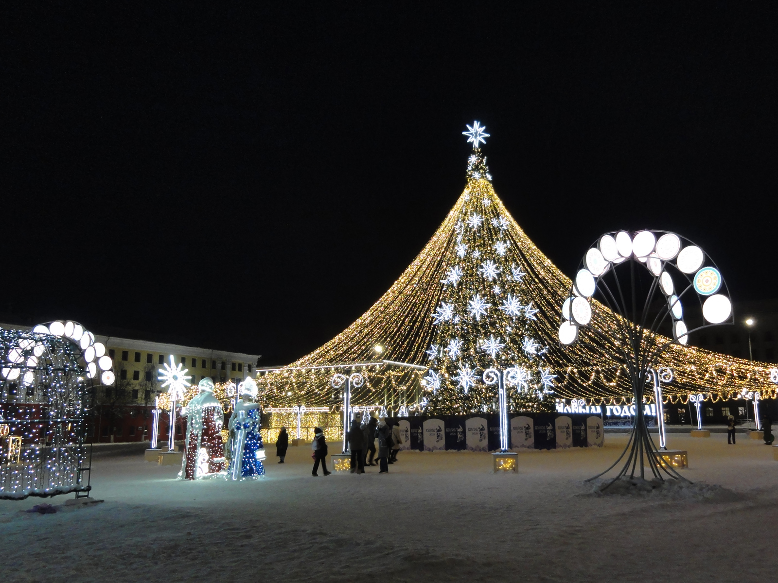 Кировская новогодняя ёлка на Театральной площади декабрь 2025 года