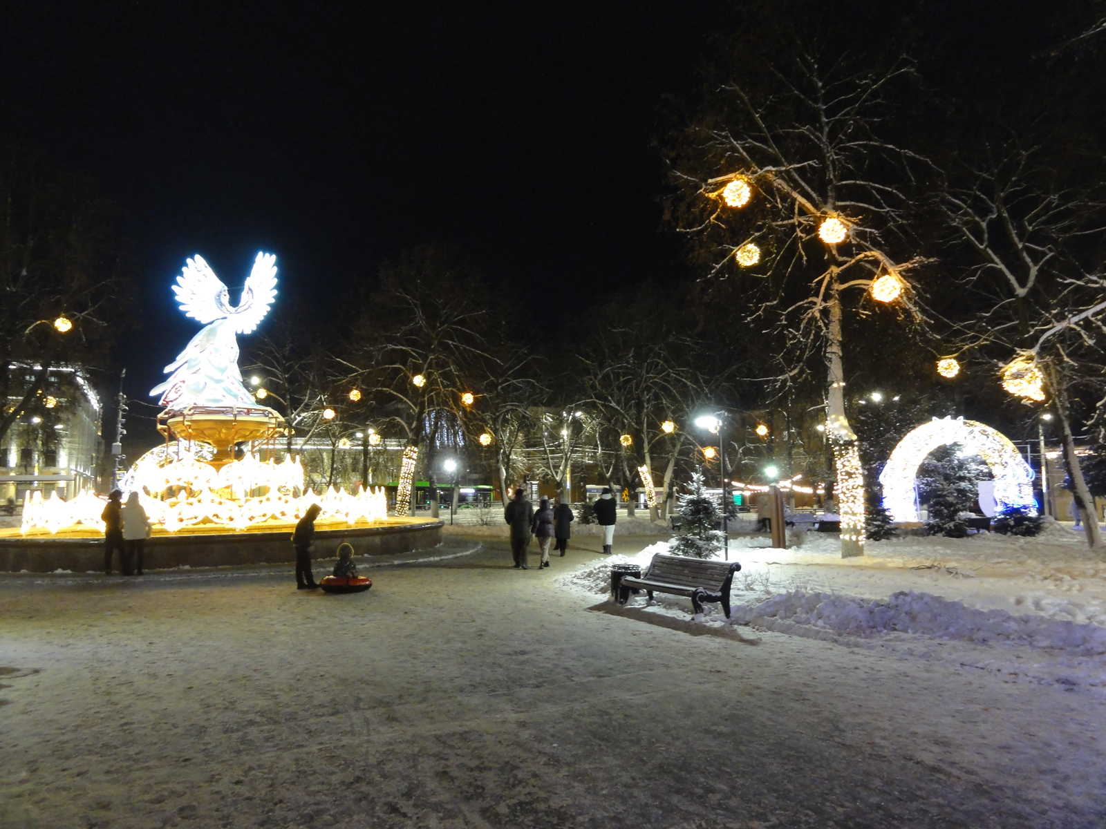 Главная городская ёлка в Кирове на Театральной площади и птица счастья Вятки