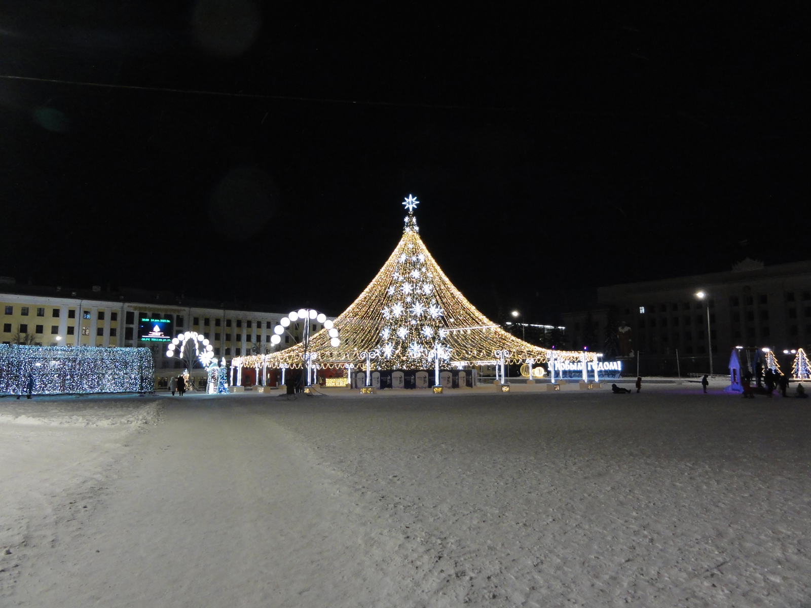 Поздравляем кировчан с наступающим Новым 2026 годом