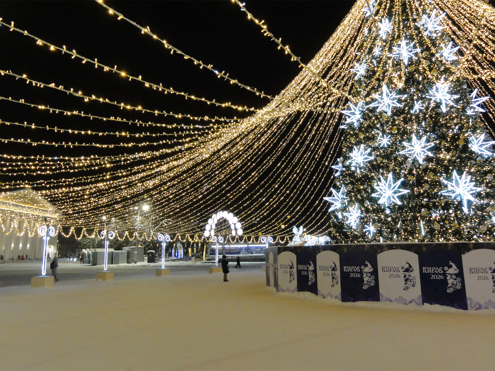 Новогоднюю ёлку и городок открыли в Кирове на Театральной площади