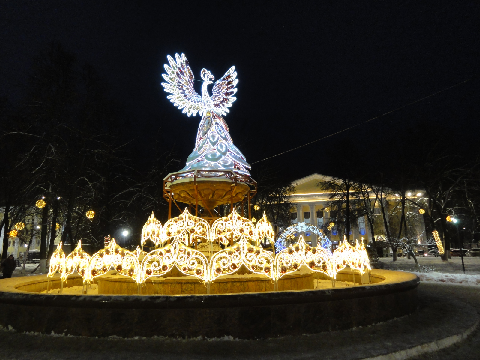 Декабрь 2025 на Театральной площади установлена главная новогодняя ёлка