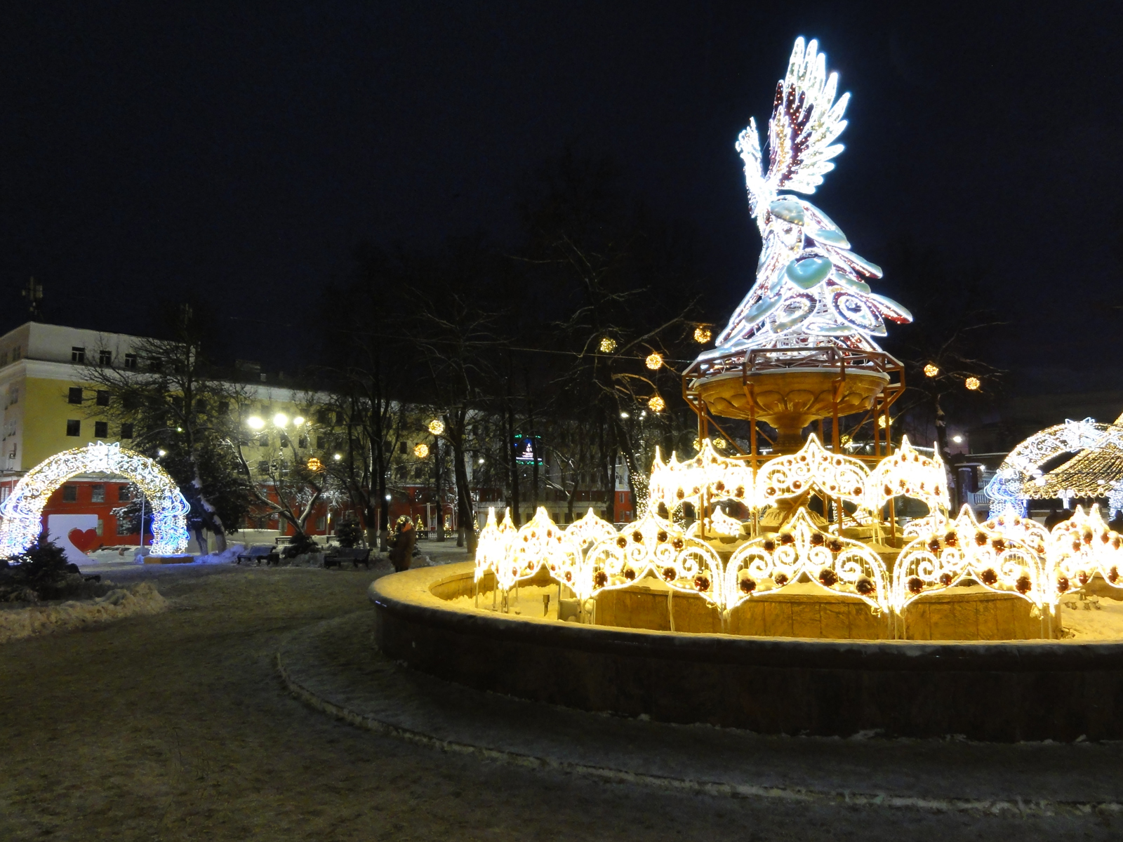 Кировская городская ёлка и городок на Театральной площади фонтан и вятская птица счастья