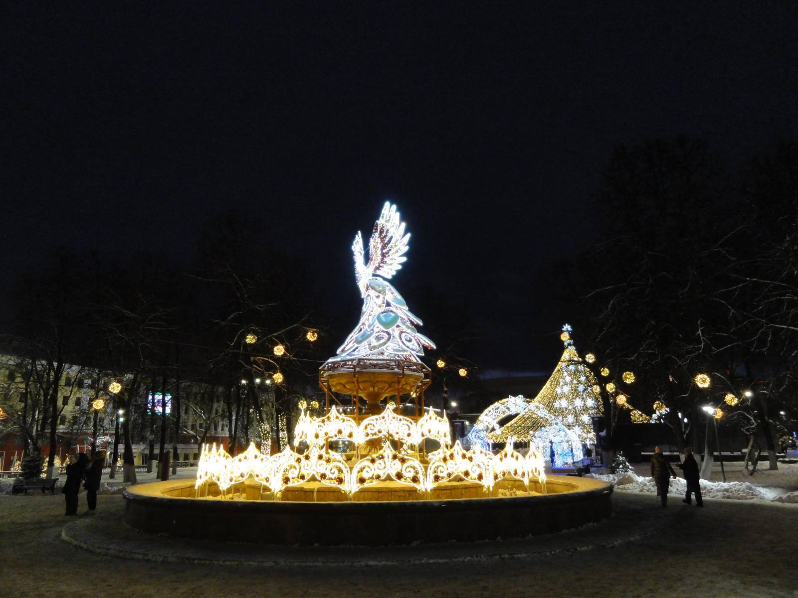 Новый год приходит в Киров на Театральной площади главная новогодняя ёлка