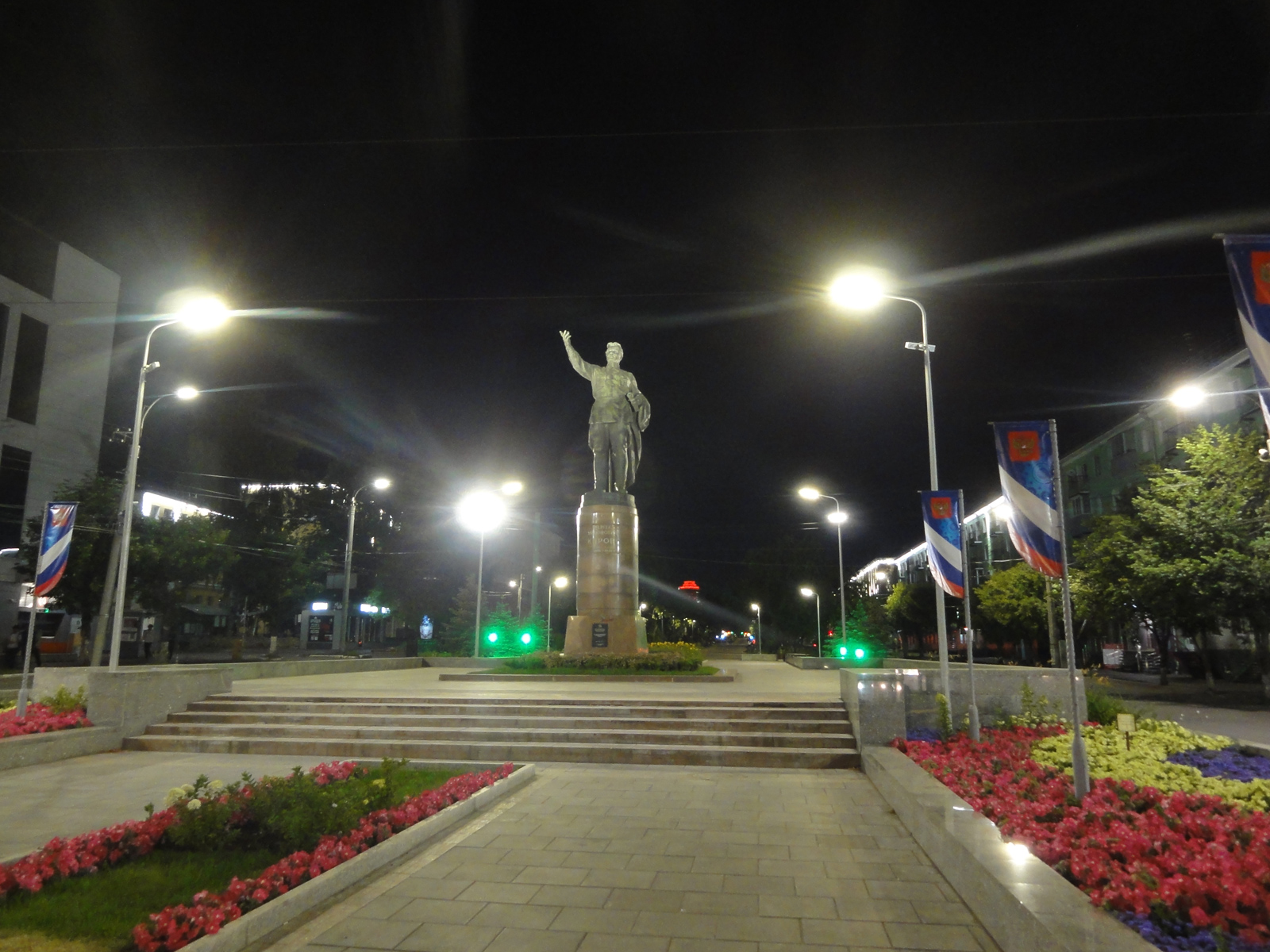 Памятник Сергею Мироновичу Кирову вечернее фото