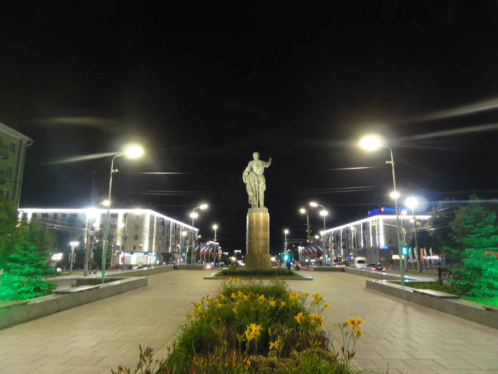 Памятник С. М. Кирову на Октябрьском проспекте ночное фото