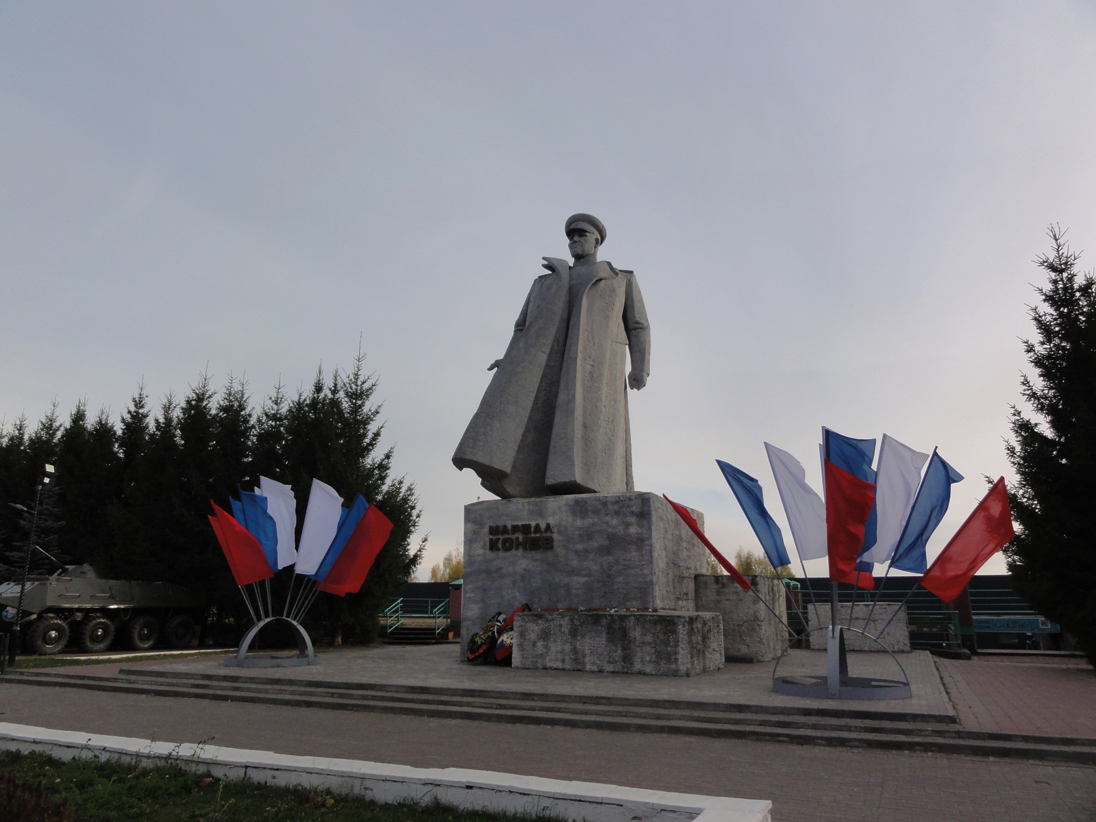 Памятник И. С. Коневу в Кирове на улице Воровского