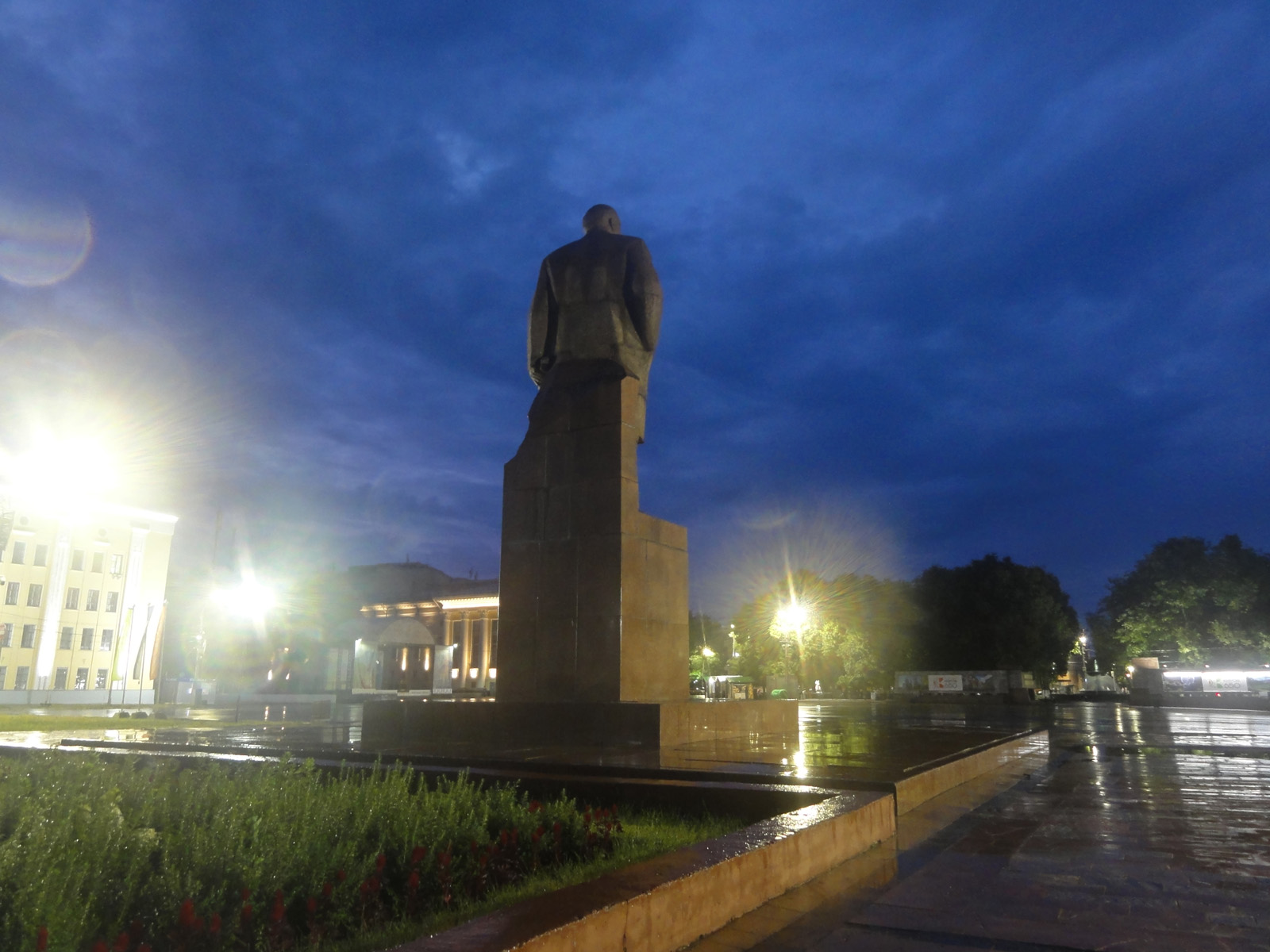 Памятник Ленину в Кирове на Театральной площади