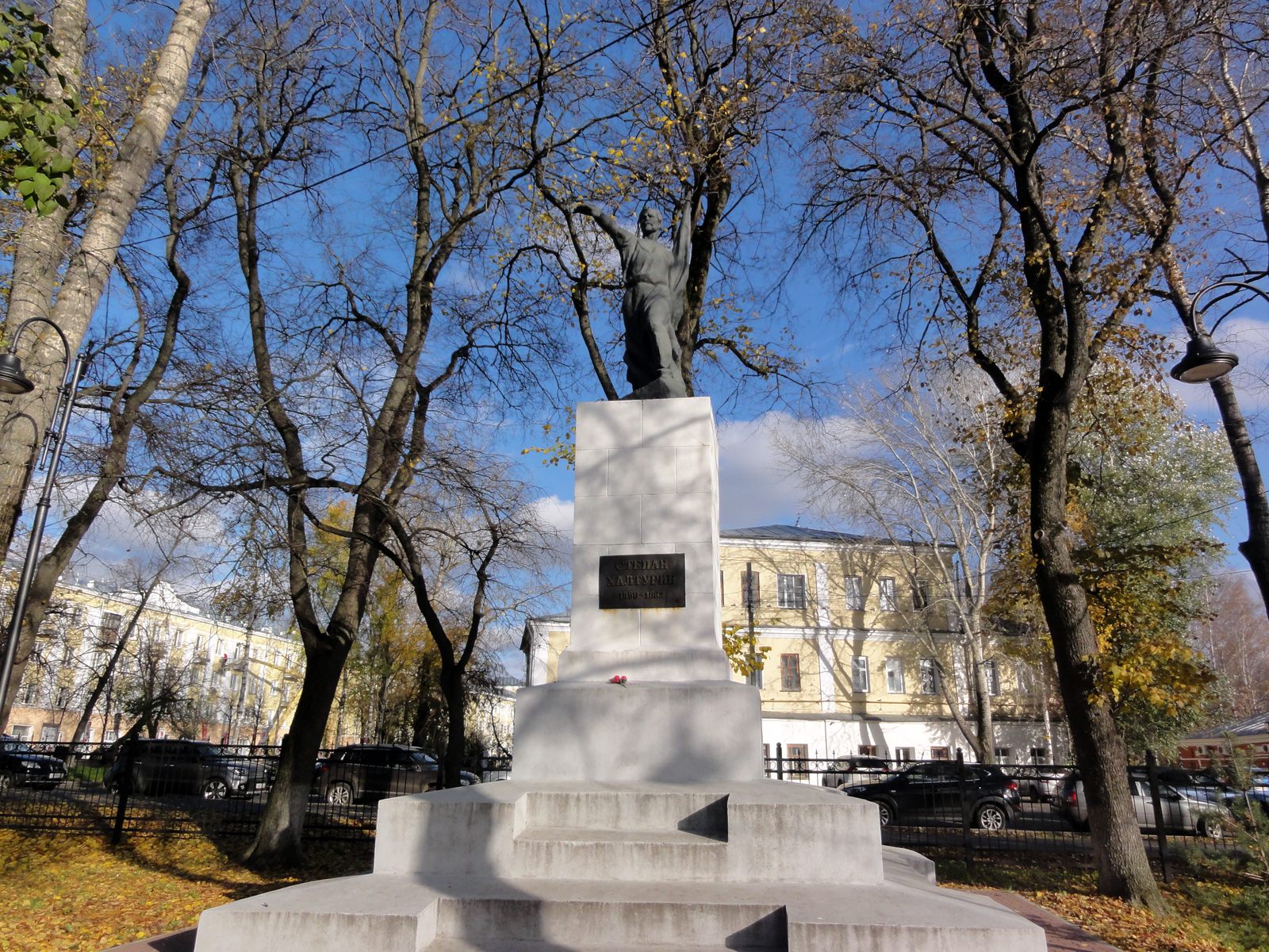 Памятник Степану Халтурину в Кирове в сквере Борцам Революции