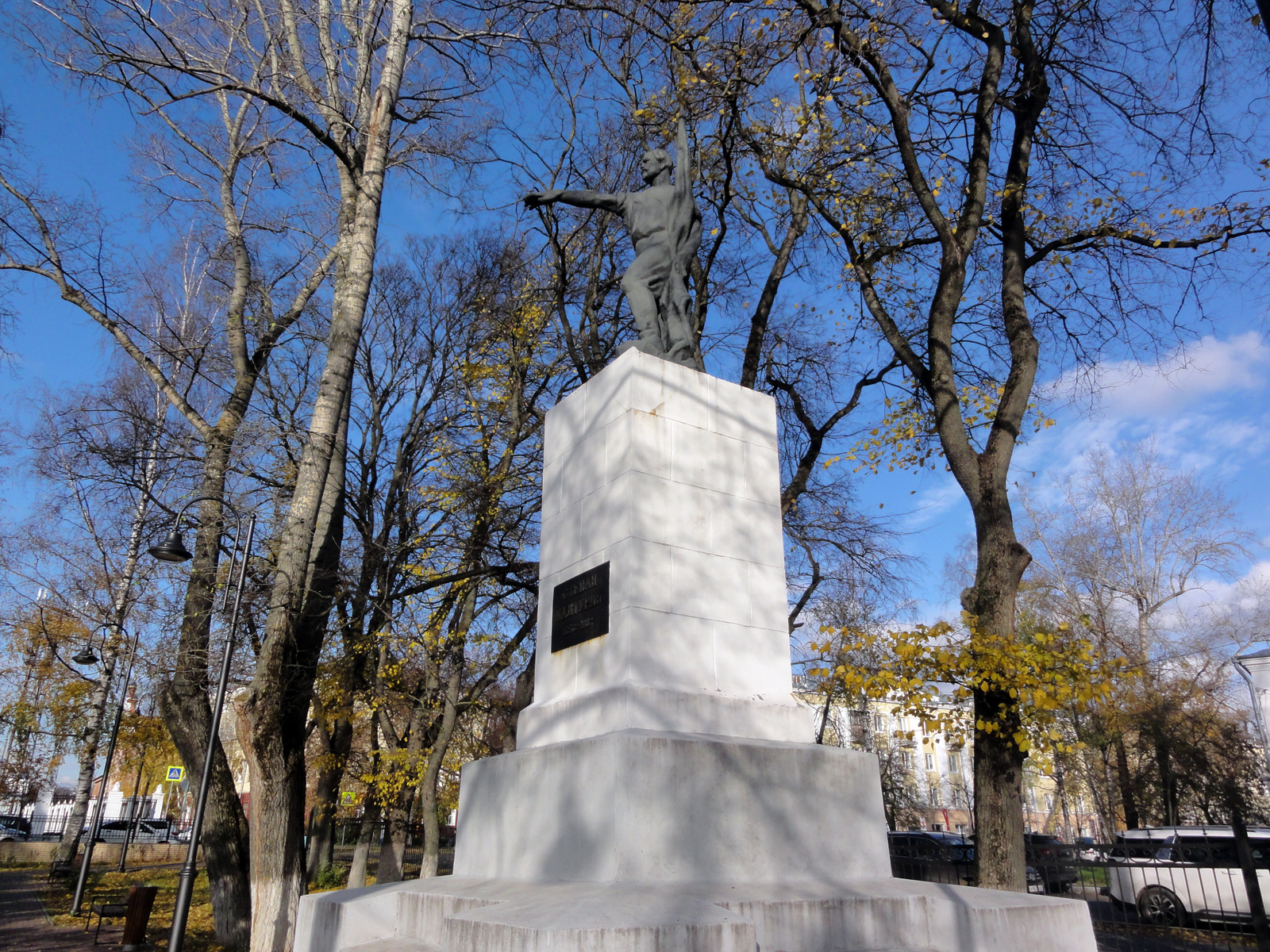 Памятник Степану Халтурину установлен в 1923 году в сквере Борцам Революции скульптора Шильников