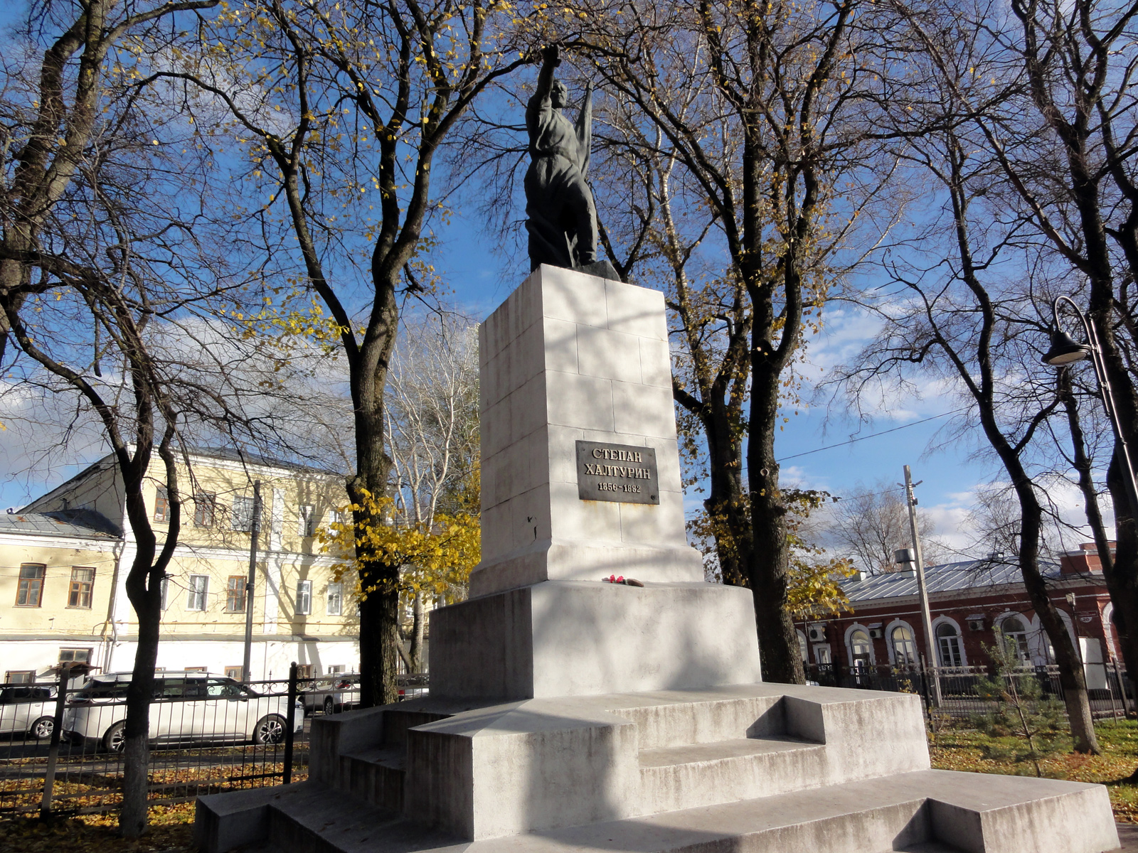 Фотография памятника Халтурину в Кирове установлен в 1923 году в честь вятского героя-народовольца