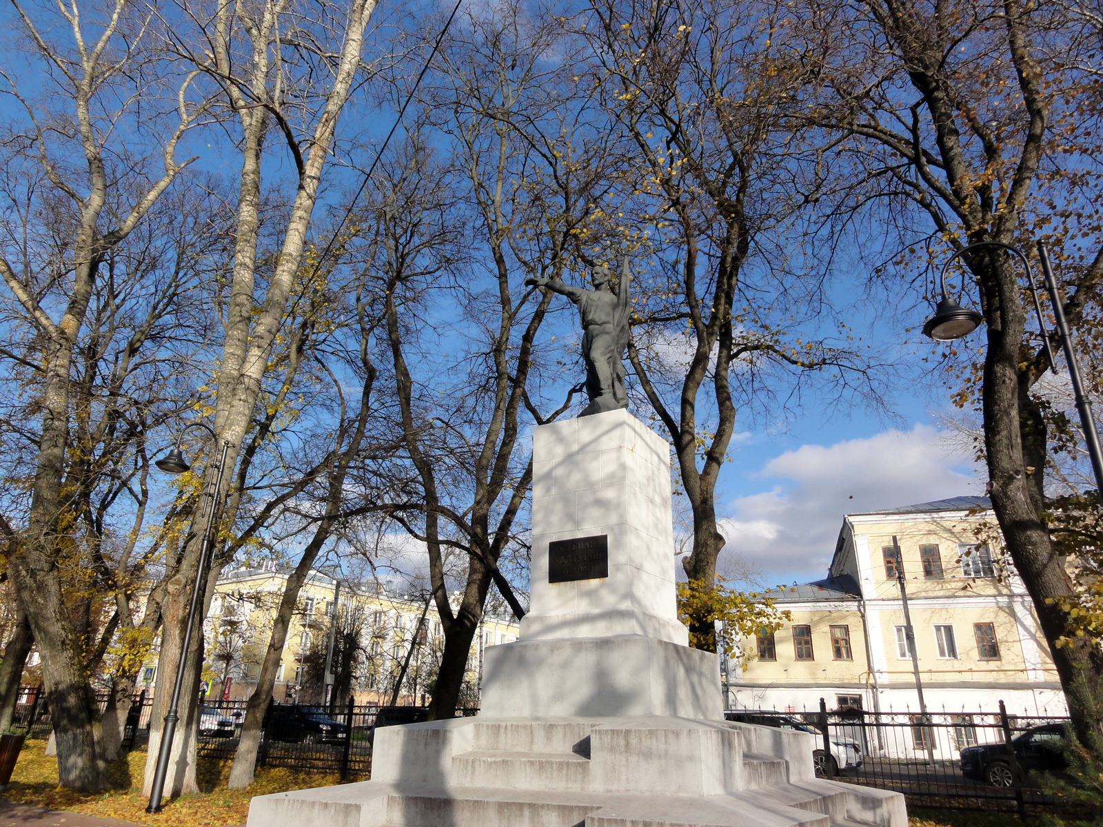 Кировский памятник Степану Халтурину архитектора Чарушина в сквере Борцам Революции