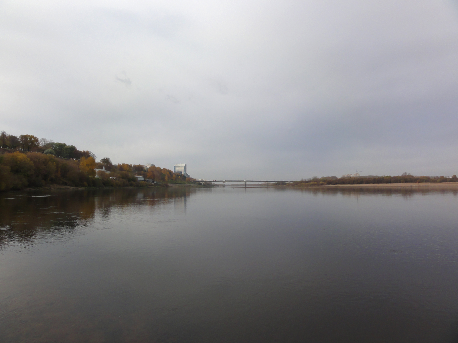 Вид на реку Вятку в Кирове пейзаж осеннее солнце тишина на реке