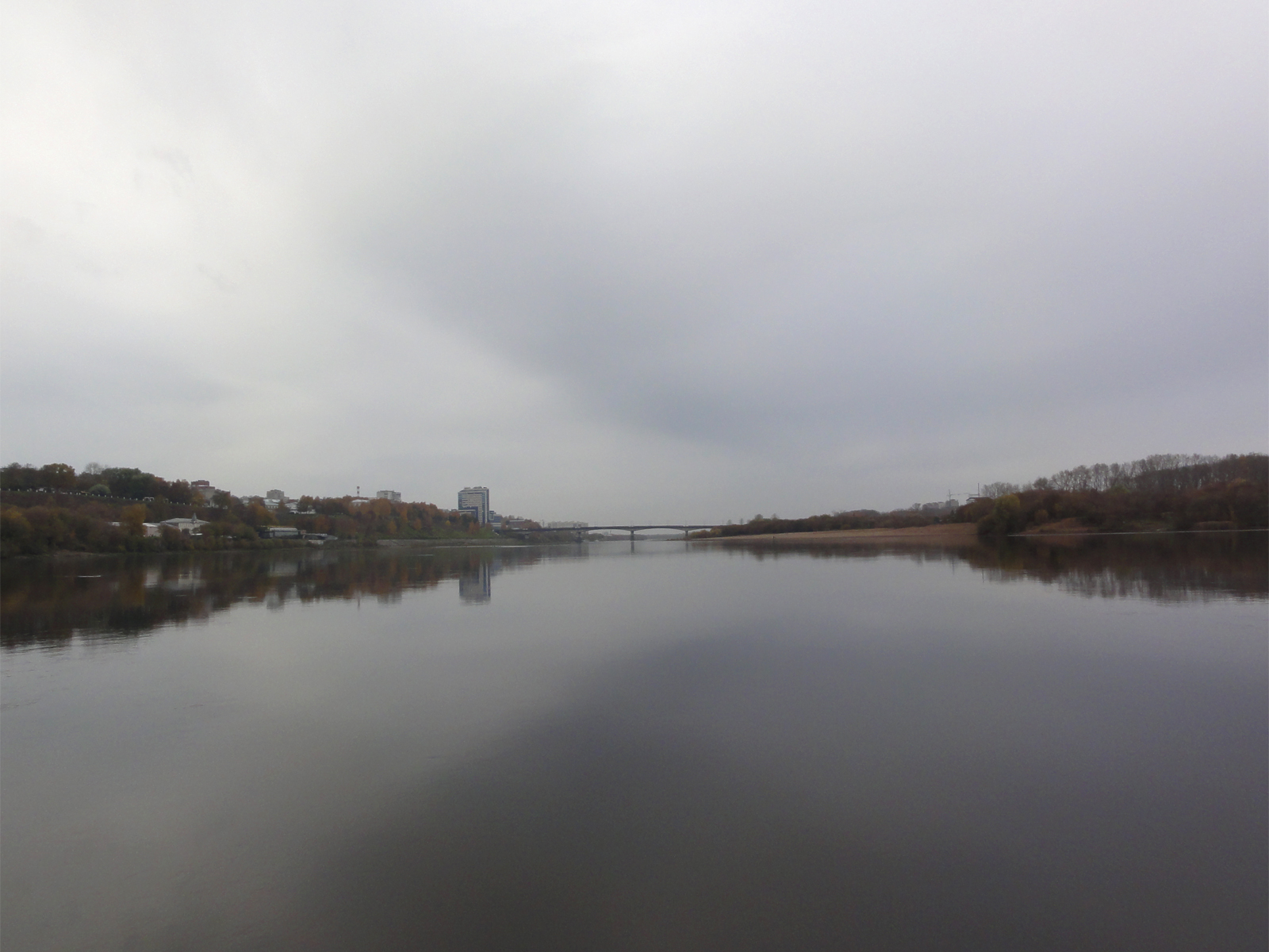 Осеннее солнце на реке Вятке вид на кировский Старый мост