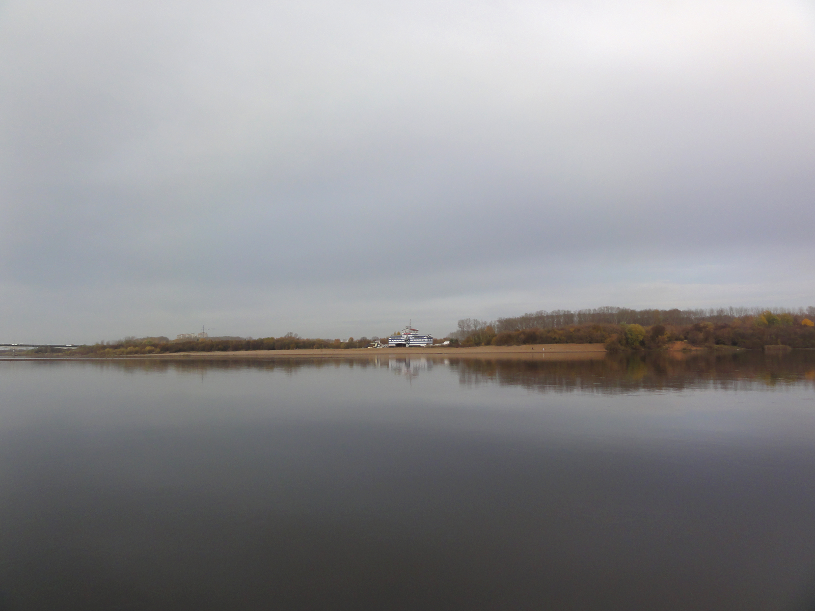 Вид на реку Вятка пейзаж в Кирове осенняя река пляж и Титаник