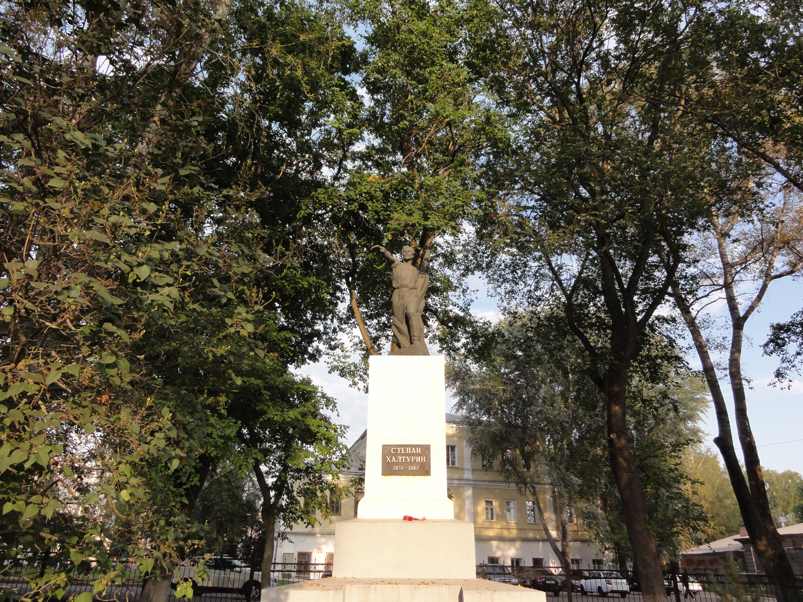 Халтурин революционер народоволец памятник в Кирове сквер Борцам Революции